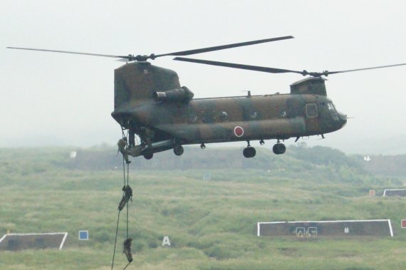 일본 육상자위대원들이 27일 종합화력 훈련에서 CH-47 헬기에서 강하하고 있다. 이번 연습은 일본의 특정 섬을 탈환한다는 시나리오로 진행됐으며, 공세적인 모습을 보여줬다는 평가를 받고 있다. /사진=문형철 기자