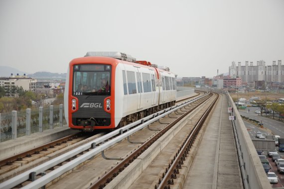 다음달 17일 개통 5주년을 맞는 부산-김해경전철의 이용 승객이 해마다 늘고 있다. 개통 첫 해 일평균 3만명이던 승객수는 올해 5만명을 넘어서며 5년만에 66% 가량 증가했다.