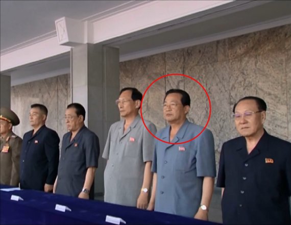 통일부는 8월 31일 북한의 김용진 내각 부총리(붉은 원)가 처형됐다고 밝혔다. 지난 7월 2일 김정은 국무위원장 추대 평양시 군민경축대회에 참석한 김용진.