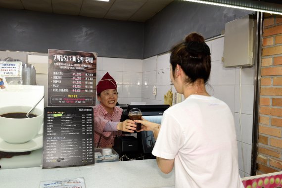 황전휴게소가 올 연말까지 커피 할인 이벤트를 진행, 고객들로부터 호응을 얻고 있다.
