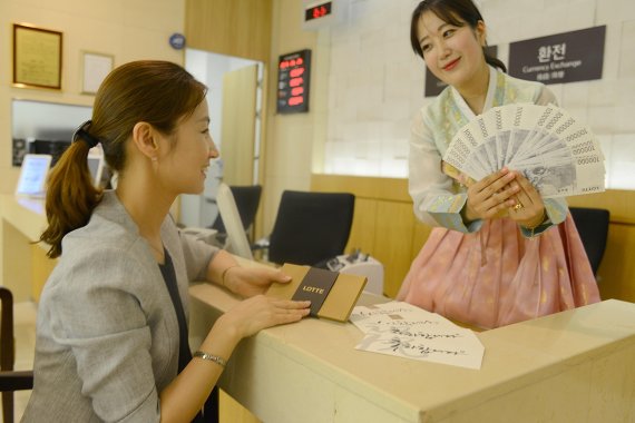 부산지역 롯데백화점은 추석을 맞아 일정 금액 이상 구매시 추가로 상품권을 증정하는 '추석 패키지 한정판매 프로모션'을 진행한다고 1일 밝혔다. 패키지 세트는 300만원(추가증정분 3만원), 1000만원(20만원), 3000만원(75만원), 5000만원(150만원)으로 구성된다. 롯데백화점 부산본점 상품권 데스크에서 직원이 상품권을 선보이고 있다.