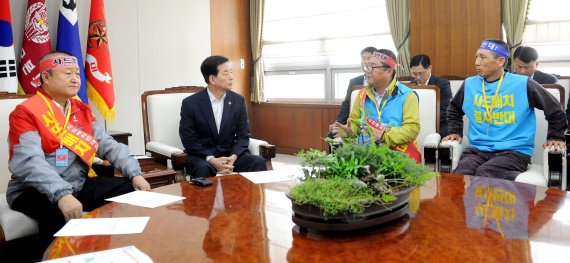 한민구 국방부 장관(왼쪽 두번째)가 1일 서울 용산 국방부를 방문한 박보생 김천 시장(왼쪽 첫번째) 과 김세운 사드배치반대김천투쟁위원장을 만나 접견하고 있다. 이날 박보생 시장 등은 사드배치를 원점에서 재검토 하라고 한 장관에게 요청했다. /사진=국방부