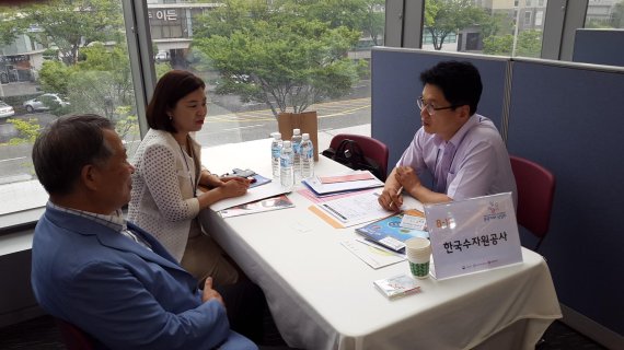 한국수자원공사(K-water)는 한국사회적기업진흥원과 함께 '제2회 사회적기업·사회적협동조합 공공구매 상담회'를 개최한다. 지난해 열린 제1회 사회적기업구매상담회에서 사회적기업·사회적협동조합 관계자들이 구매상담을 하고 있다.