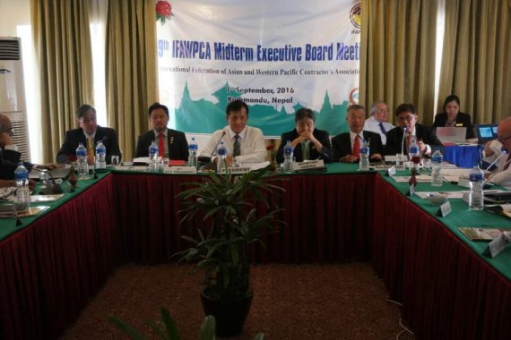 지난 8월31일부터 9월1일까지 네팔 카트만두에서 개최되는 제39차 이포카(IFAWPCA, 아시아·서태평양지역 건설협회 국제연합회) 중간이사회에서 이사회 관계자들이 회의를 진행하고 있다. /사진=대한건설협회