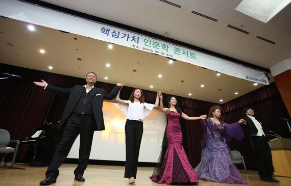 지난 1일 서울 율곡로 현대엔지니어링 본사에서 오페라 공연을 마친 배우들이 무대인사를 하고 있다.