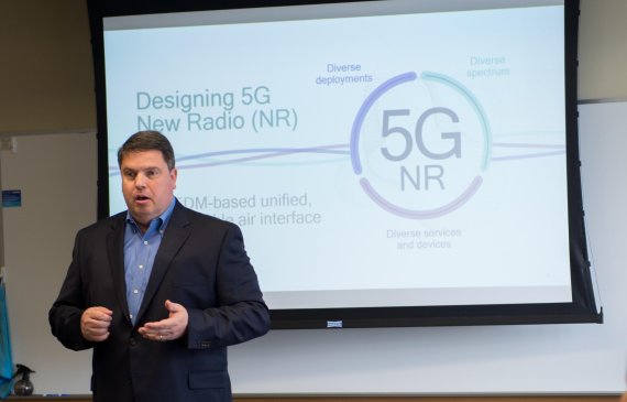 퀄컴 최고기술책임자(CTO) 맷 그로브 총괄 부사장이 지난 1일(현지시간) 미국 샌디에고 퀄컴 본사에서 5G 전략을 소개하고 있다.