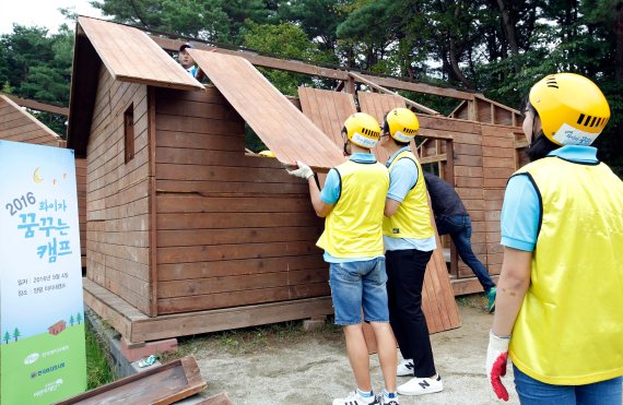 한국화이자제약이 '조손가정 행복만들기 캠페인'의 일환인 '제7회 화이자 꿈꾸는 캠프'를 4일 경기도 양평에서 진행했다. 한국화이자제약 임직원 봉사단과 조손가정 아동들이 함께 힘을 모아 드림하우스를 짓고 있다.