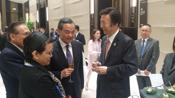 G20 외교장관 비공식 오찬서 만난 윤병세 장관과 왕이 中 외교부장