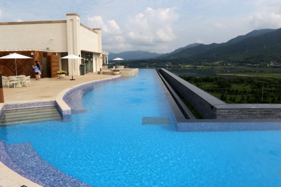 한강을 보면서 수영을 즐길 수 있는 '스타필드 하남' 옥상에 마련된 실외 수영장. 사진=김경수 기자