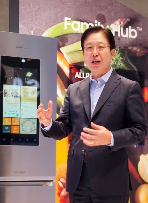 삼섬전자 생활가전사업부장을 맡고 있는 서병삼 부사장이 2일(현지시간) IFA 2016이 열린 독일 베를린에서 기자들에게 삼성의 혁신을 역설하고 있다.