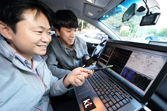 KT직원들이 추석 연휴기간 고속도로, 국도에서 안정적으로 통신서비스를 제공하기 위해 차량을 타고 품질을 테스트하고 있다.