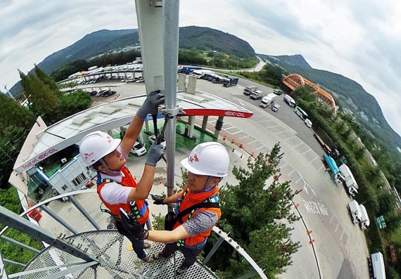 SK텔레콤 직원들이 고향으로 떠나는 고객들이 몰릴 중부 고속도로 부근 기지국에서 사전 점검을 실시하고 있다.