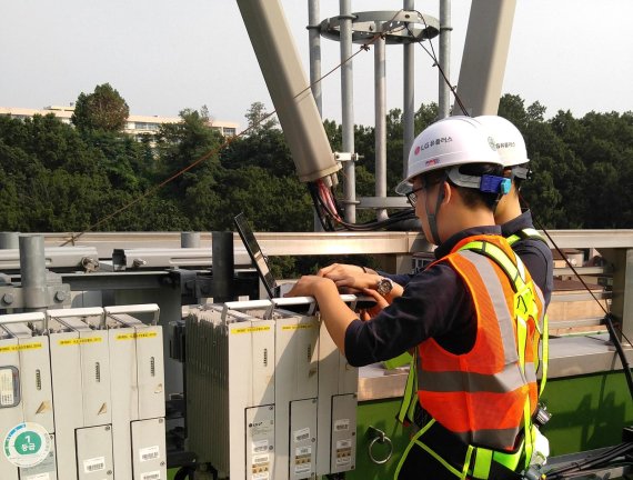 LG유플러스 직원들이 추석을 대비해 기지국 점검을 하고 있다.
