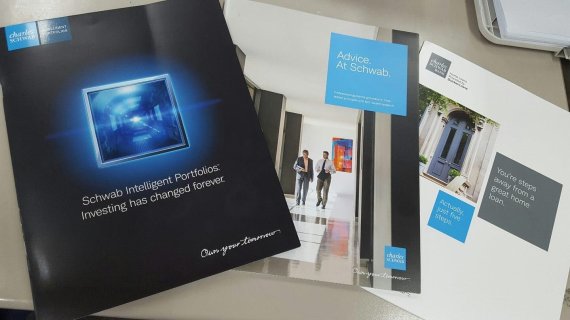 미국 인터넷전운은행 찰스 슈왑을 소개하는 안내책자