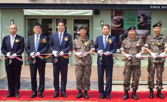 CJ푸드빌이 논산 육군훈련소와 업무협약을 맺고 뚜레쥬르 ‘육군훈련소점’ 개소식을 진행했다고 12일 밝혔다. 사진은 김신일 뚜레쥬르 본부장, 정문목 CJ푸드빌 대표이사, 서상국 육군훈련소장(왼쪽 두 번째부터) 등 관계자가 테이프 커팅을 하는 모습.