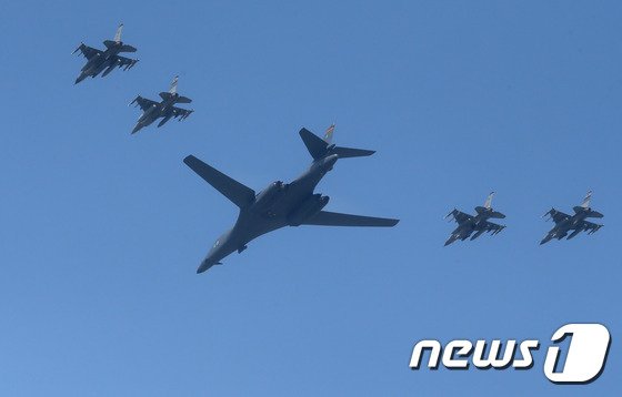 미국 전략폭격기 B-1B가 경기도 오산 공군기지 상공을 지나고 있다. / 사진=뉴스1