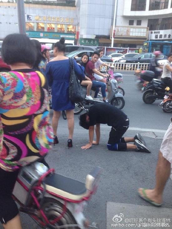 길거리서 남성 목에 개 목줄 채워 끌고다닌 中여성.. 비난