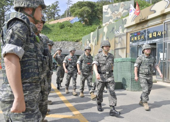 정호섭 해군총장, 연평부대 방문