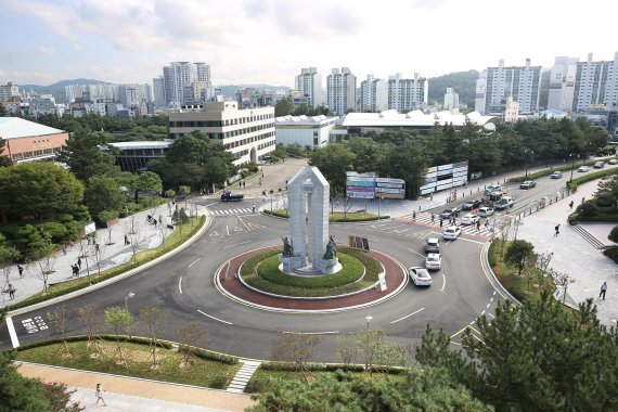 울산대학교 캠퍼스 첫 얼굴인 교훈탑 광장이 교통환경 개선공사로 시민들에게도 쾌적한 공간으로 탈바꿈했다.