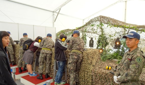 지상군페스티벌 행사장에서 학생들이 마일즈 전투장비를 체험하고 있다. /사진=문형철 기자