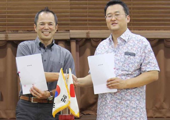 지난 20일 자이글 이진희 대표(오른쪽)가 자이글 서울 강서구 본사에서 일본 무역회사인 TUF 관계자와 약 245만달러규모의 수출 계약을 체결하고 기념 촬영을 하고 있다.