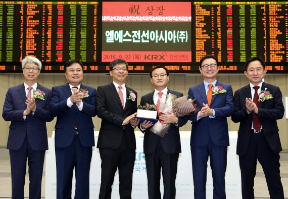 ▲한국거래소 유가증권시장본부는 22일 오전 서울 여의도 사옥 홍보관에서 베트남 소재 전력 통신케이블 생산법인(LS-VINA, LSCV)의 지주회사인 엘에스전선아시아의 유가증권시장 신규상장기념식을 개최했다. 이호철 한국IR협의회 부회장, 김진규 상장회사협의회 부회장, 이은태 한국거래소 유가증권시장본부장, 명노현 엘에스전선아시아 대표이사, 유상호 한국투자증권 대표이사, 이진국 하나금융투자 대표이사(왼쪽부터)가 상장기념패 전달식 이후 기념촬영을 하고 있다.
