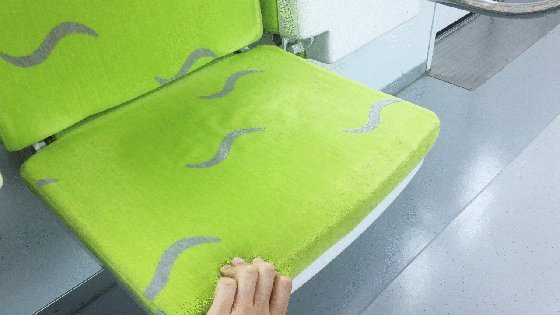 접이식으로 설치된 인천 지하철 2호선 휠체어석은 교통약자 배려석을 개선할 실마리를 담고 있다./조재형 기자