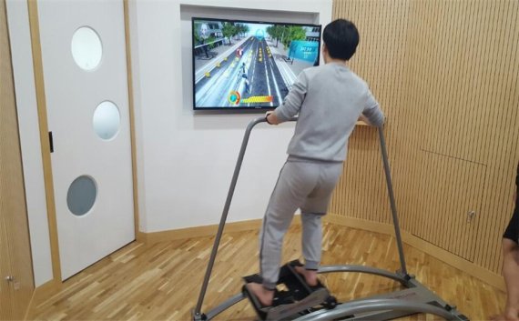 스키머신을 이용해 게임 내에서 장애물을 피해 점수를 획득하는 게임을 즐길 수 있다.