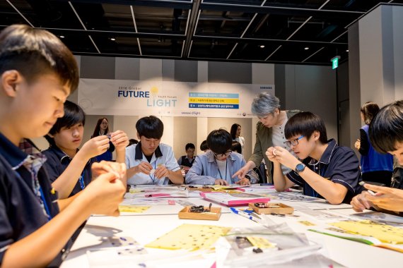 경기도 수원에 위치한 전자산업사 박물관 '삼성이노베이션뮤지엄'에서 28일 실시된 '2016 글로벌 퓨처 라이트 포럼' 에 참가한 중학생들이 반도체 교실 프로그램에서 전동 비행기 만들기 체험을 하고 있다.