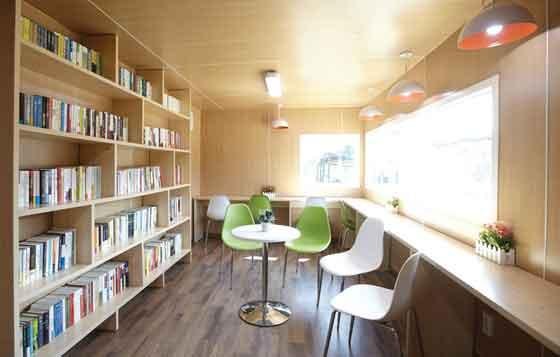 컨테이너형 북카페 내부 모습