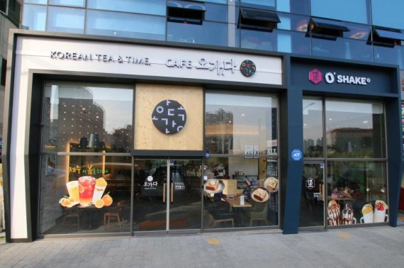 메뉴와 고객층이 상호 보완적인 티 카페 오가다와 오쉐이크가 복합매장을 구성해 꾸준한 매출을 기록하고 있다.