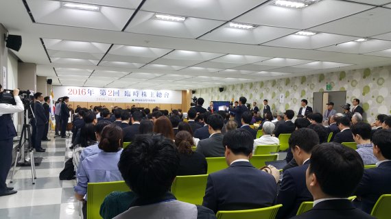 4일 오전 서울 여의도 현대증권 사옥에서 열린 현대증권 임시주주총회에 참석한 주주들이 안건에 대해 의견을 말하고 있다.