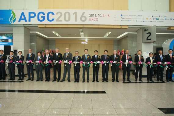 4일 대구 엑스코에서 가스관련 국제회의인 'APGC(아시아 태평양 가스컨퍼런스) 2016'이 개막했다. 개막식에서 내외빈들이 테이프 커팅을 하고 있다.