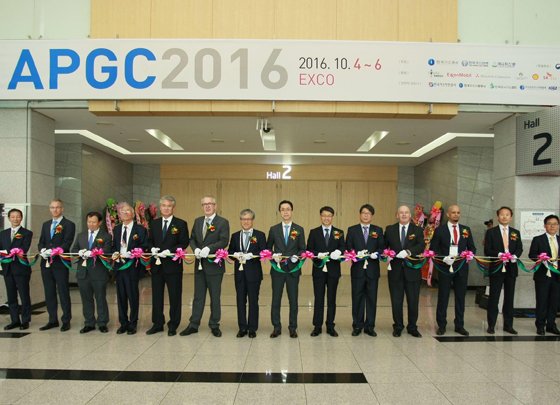 4일 대구 엑스코에서 가스관련 국제회의인 'APGC(아시아 태평양 가스컨퍼런스) 2016'이 개막했다. 개막식에서 내외빈들이 테이프 커팅을 하고 있다.