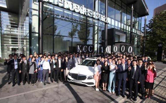 메르세데스-벤츠 공식딜러 KCC오토 관계자들이 누적판매 1만대 달성을 축하하고 있다.