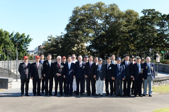 호주를 공식방문 중인 정세균 국회의장(왼쪽 일곱번째)이 5일 한국전 참전기념비 헌화 후 참석자들과 기념촬영을 하고 있다.
