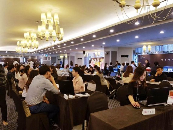 지난 3일 서울 테헤란로 소노펠리체 컨벤션에서 개최된 ‘제1회 브라이덜페어’에서 예비부부들이 상담을 기다리고 있다.