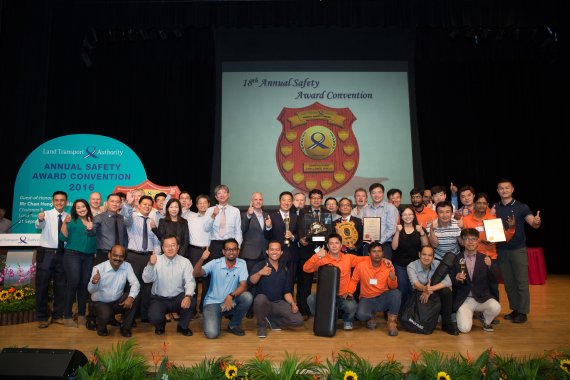 싱가포르 2016 안전경진대회에서 종합대상을 수상한 삼성물산 관계자들이 수상을 기념해 단체사진을 찍고 있다.