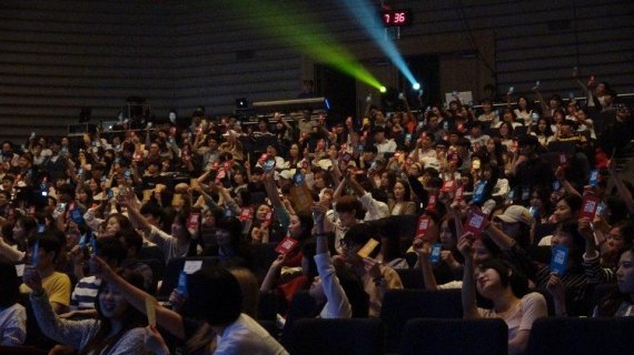 지난 5월 광주에서 열린 토크콘서트 '#청춘해'에서 관람객들이 공연을 즐기고 있다.