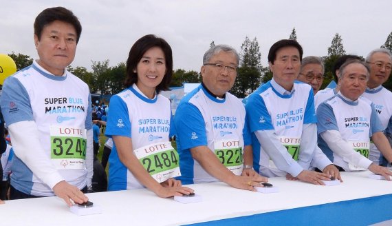 롯데그룹,스페셜올림픽코리아와 '슈퍼블루 마라톤' 개최 롯데그룹은 지난 8일 스페셜올림픽코리아와 '2016 슈퍼블루 마라톤' 대회를 서울 상암동 월드컵공원 잔디광장에서 개최했다.소진세 롯데그룹 대외협력단장, 나경원 국회의원(스페셜올림픽코리아 명예회장), 염수정 추기경, 고흥길 스페셜올림픽코리아 회장(왼쪽부터)이 출발 버튼을 누르고 있다.