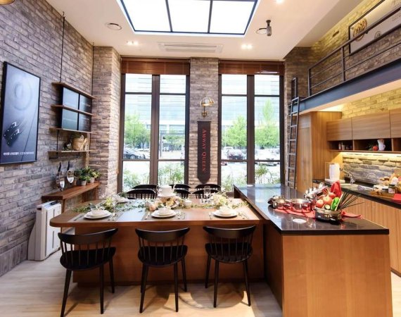 한국암웨이가 전국 16곳에 운영 중인 암웨이 플라자가 지역과의 소통과 문화 확산을 통한 상생공간으로 자리매김하고 있다. 항구도시의 분위기를 살려 지난달 신규 오픈한 부산 해운대점(위쪽)과 리뉴얼 오픈한 대구점.