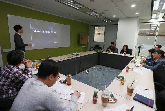 민·관 공동 대응체계인 '사이버 위협 인텔리전스 네트워크' 회의가 11일 서울 중대로 인터넷진흥원 본원에서 열린 가운데 참석자들이 대응방안을 논의하고 있다.