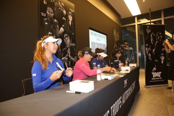 지난 14일 서울 롯데백화점 잠실점 에비뉴엘 내 1호 직영점인 ‘PXG STORE’에서 열린 오픈 기념식에 참석한 앨리슨 리를 비롯한 PXG 후원 선수들이 원포인트 레슨, 사인회 등 팬들과 소통의 시간을 가졌다(왼쪽부터 앨리슨 리, 크리스티 커, 제리나 필러, 베아트리스 레카리).