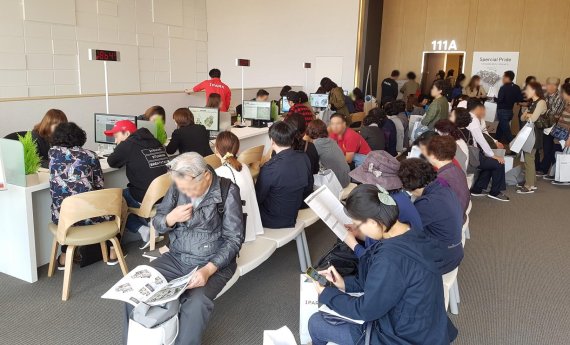 지난 14일 개관한 '신촌숲 아이파크' 견본주택에 개관 첫 날 수많은 방문객들이 견본주택을 찾았다. 방문객들이 견본주택 내부를 둘러보기 위해 긴 줄을 서며 기다리고 있다.(위쪽 사진) '신촌숲 아이파크'에는 개관 첫 날 1만명이 넘는 방문객 찾아 인산인해를 이뤘다. 견본주택 2층에 마련된 상담석 앞에서 예비 청약자들이 상담을 받기 위해 기다리고 있다.