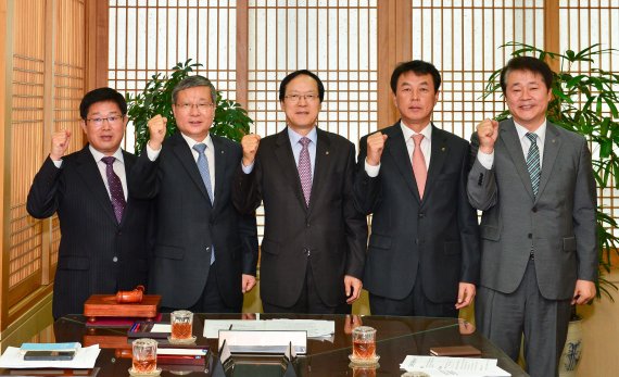 서울 서대문 농협금융 본사에서 17일 열린 농협금융 제1차 내부통제위원회에서 김용환 NH농협금융지주 회장(왼쪽 세번째)과 오병관 농협금융지주 부사장(왼쪽 두번째), 허원웅 농협금융지주 상무(왼쪽 네번째) 등 집행간부들이 기념촬영을 하고 있다.