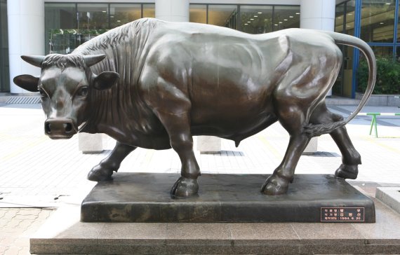 김행신 전남대 교수가 지난 1994년 만든 대신증권 앞의 황소동상. 작품명 '황우'