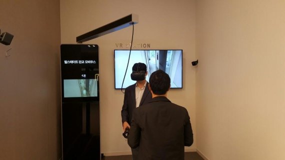 힐스테이트 판교 모비우스 견본주택에 설치된 VR체험존에서 한 남성이 유닛 내부를 둘러보고 있다.