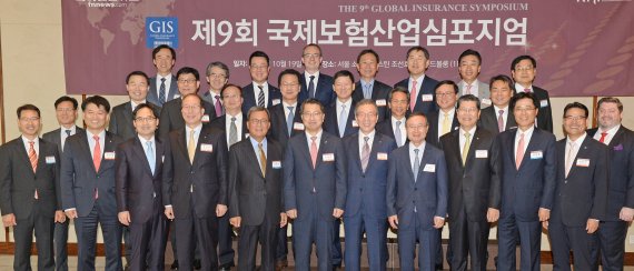 제9회 국제보험산업 심포지엄이 파이낸셜뉴스와 보험연구원 공동 주최로 19일 서울 소공로 웨스틴조선호텔에서 개최됐다. 이날 심포지엄에는 보험 유관기관장 및 보험사 최고경영자(CEO)를 비롯, 400여명의 청중이 대거 참석해 보험업계 최대 심포지엄임을 여실히 입증했다. 진웅섭 금융감독원장, 전재호 파이낸셜뉴스 회장 등 이날 행사의 VIP들이 기념촬영을 하고 있다. 사진=김범석 기자