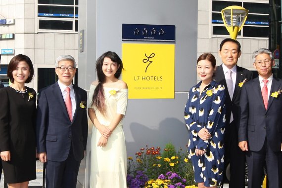 20일 L7명동에서 진행된 ‘L7명동 4성인증 현판식’에서 롯데호텔 송용덕 대표이사 사장(왼쪽 두번째), 배현미 L7명동 총지배인(왼쪽 첫번째)과 임직원 및 중국인 파워블로거들이 기념사진 촬영을 하고 있다.
