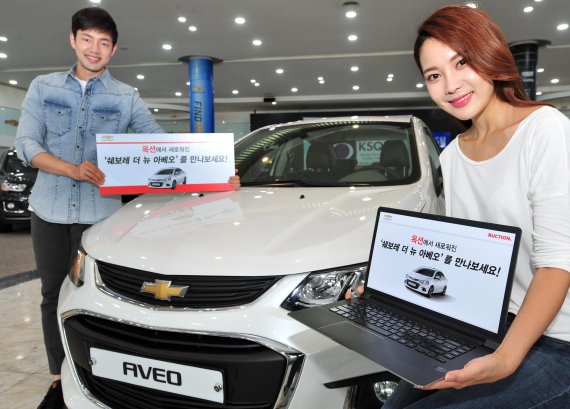 오픈마켓 옥션은 지난달 한국 GM본사와 제휴를 맺고 쉐보레의 신차를 판매했다. 오픈마켓이 영업점이 아닌 자동차 회사 본사 손잡고 자동차 판매에 나선것은 처음이다.모델들이 쉐보레 신차를 소개하고 있다.